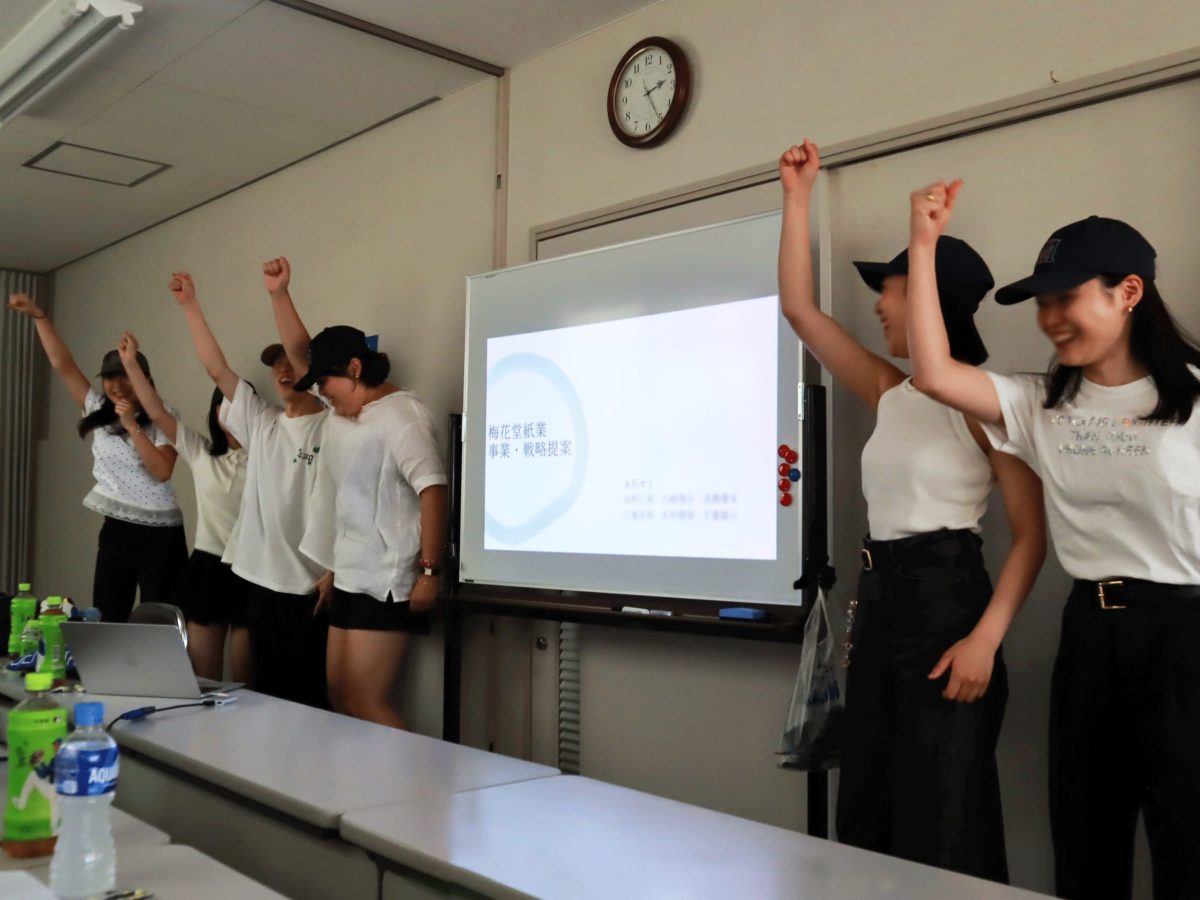 中京大学の学生さんに「100年続く価値」をテーマに紙を活かした新規事業提案をしていただきました